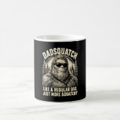 Mug Dadsquatch bigfoot comme un papa normal plus (Centre)