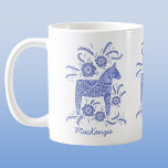 Mug Dala suédois Cheval bleu Personnalisé<br><div class="desc">Un Dala Horse suédois traditionnel design en bleu indigo et blanc. Idéal pour ceux qui aiment les chevaux,  les poneys et tout ce qui est scandinave. Modifiez le nom pour customiser. Art original de Nic Squirrell.</div>