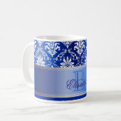 Mug Damassé bleue et blanche de monogramme (Devant gauche)