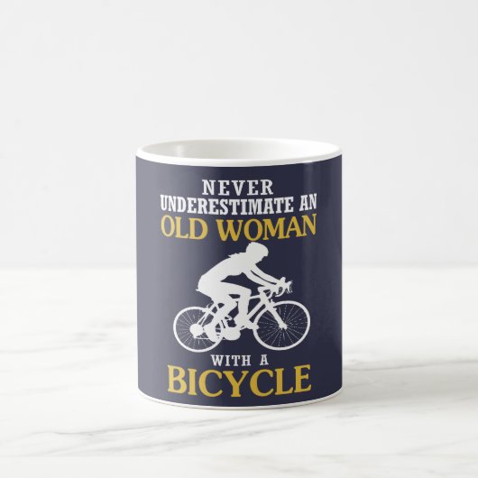 MUG DAME ÂGÉE AVEC UNE BICYCLETTE (Centre)
