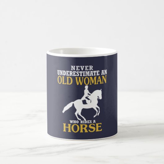 Mug Dame âgée monte le cheval (Centre)