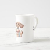 Mug d'anniversaire de dachshund mignon Un peu plus (Devant droit)