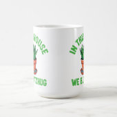 Mug Dans cette maison, nous arrosons par le bas – Humo (Centre)