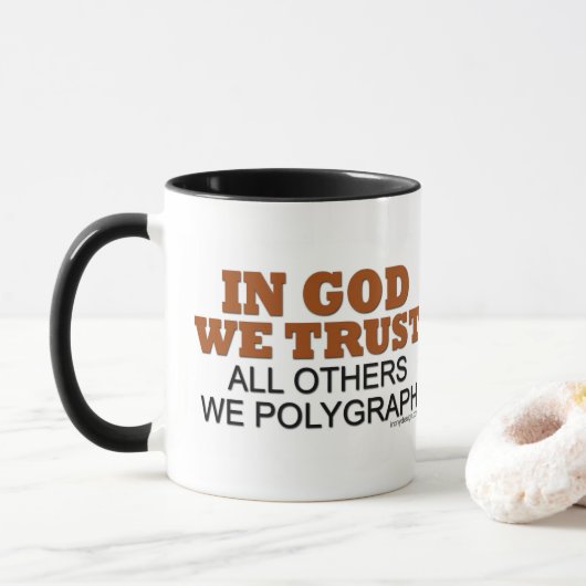 Mug Dans Dieu nous faisons confiance. Tous les autres (Avec donut)