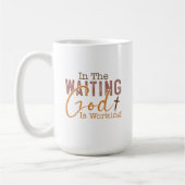 Mug Dans l'attente, Dieu travaille Citation chrétienne (Gauche)