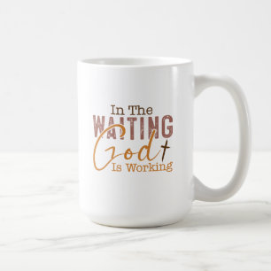 Mug Dans l'attente, Dieu travaille Citation chrétienne