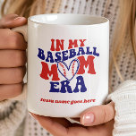 MUG DANS MON BASEBALL MOM ERA RETRO NOM VINTAGE DE L'É<br><div class="desc">Préparez-vous à vous montrer fière de votre maman de baseball avec notre délicieuse tasse à café : une police vintage charmante qui dit "à l'ère de ma mère de baseball" couplée à un baseball en forme de coeur pour tousser à vos cordes. Nous avons laissé un espace spécial pour le...</div>