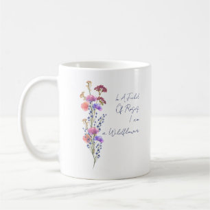 Mug Dans un champ de roses, je suis une fleur sauvage