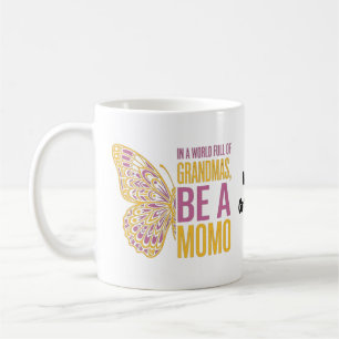 Mug Dans un monde plein de mamies, soyez un papillon M