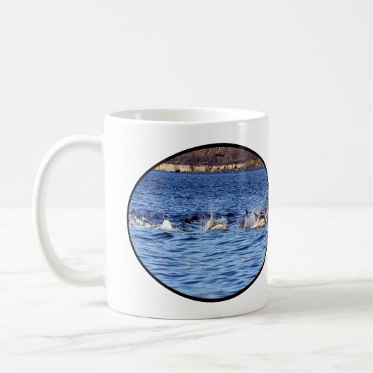 Mug Dauphins communs en surfacing actif, scène océaniq (Gauche)
