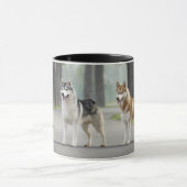 Mug De beaux chiens Husky sur un sentier naturel (Centre)