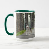 Mug De beaux chiens Husky sur un sentier naturel (Gauche)