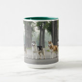 Mug De beaux chiens Husky sur un sentier naturel (Centre)