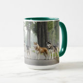 Mug De beaux chiens Husky sur un sentier naturel (Devant droit)