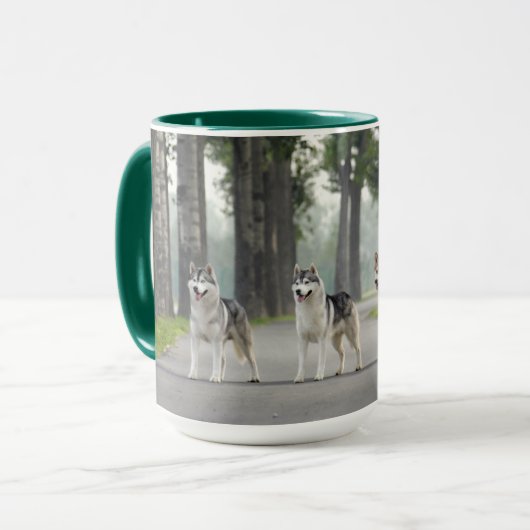 Mug De beaux chiens Husky sur un sentier naturel (Devant gauche)