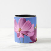Mug de belles fleurs roses serrant un ciel bleu clair (Centre)