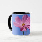 Mug de belles fleurs roses serrant un ciel bleu clair (Devant gauche)