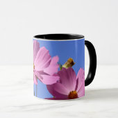 Mug de belles fleurs roses serrant un ciel bleu clair (Devant droit)