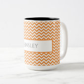 Mug de café à deux tons orange simple Chevron (Devant droit)