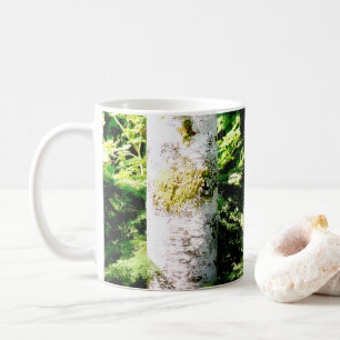 Mug de café à la lueur de forêt