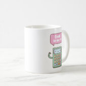 Mug de café avec calculatrice mignonne sur qui com (Devant droit)