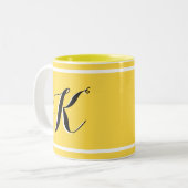Mug de café bicolore à monogramme jaune (Devant gauche)