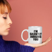 Mug de café drôle : VOUS JUGEZ SILENCIEUSEMENT
