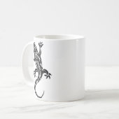 Mug de café Gecko de tatouage tribal (Devant gauche)