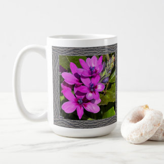Mug de café inspirant avec belle fleur de babouin