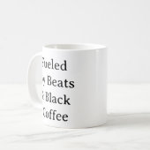Mug de danse - Alimenté par les Beats et le cadeau (Devant gauche)