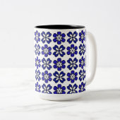 Mug de fleurs bleues et blanches modernes (Devant droit)