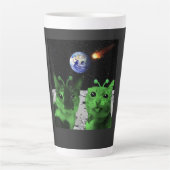 Mug de latte de mème de chat alien vert selfie UFO (Devant)