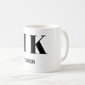 Mug de mariage à monogramme cursif élégant M & K (Devant droit)