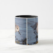 Mug De mignonnes fourrages de Sanderling sur le rivage (Centre)
