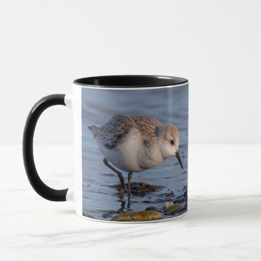 Mug De mignonnes fourrages de Sanderling sur le rivage (Gauche)