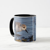 Mug De mignonnes fourrages de Sanderling sur le rivage (Devant gauche)