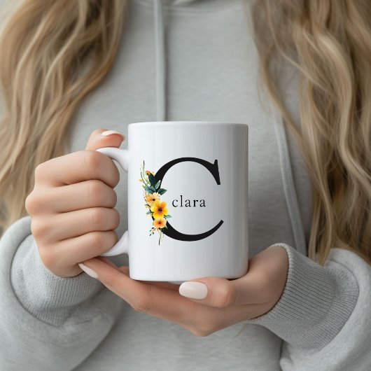 Mug de monogramme C floral avec nom modifiable
