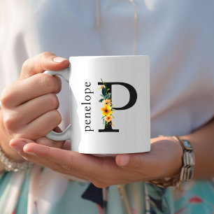 Mug de monogramme de P floral avec nom modifiable