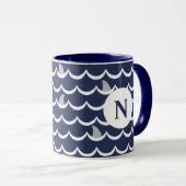 Mug de monogramme fin requin bleu marine (Devant droit)
