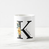 Mug de monogramme K floral avec nom modifiable (Centre)