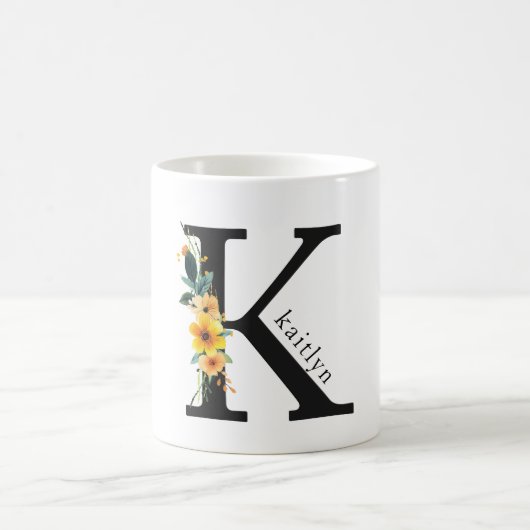 Mug de monogramme K floral avec nom modifiable (Centre)