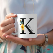 Mug de monogramme K floral avec nom modifiable