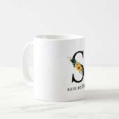 Mug de monogramme S floral avec nom modifiable (Devant gauche)