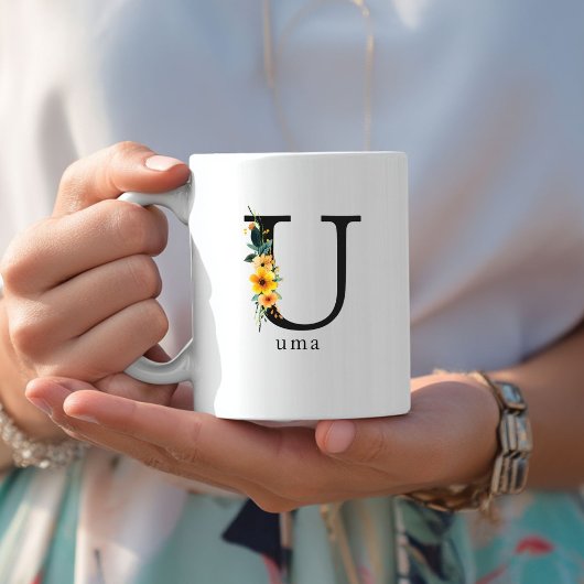 Mug de monogramme U floral avec nom modifiable