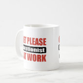 Mug De tranquillité réceptionniste svp au travail (Devant gauche)