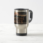 Mug De Voyage Adventure Awaits Mountain Travel Tumbler – Rugged (Devant droit)