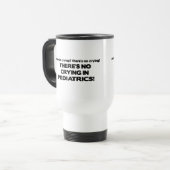 Mug De Voyage Aucun pleurer dans la pédiatrie (Devant gauche)