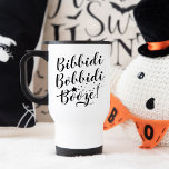 Mug De Voyage Bibbidi Bobbidi Booze Funny Magique Black Script<br><div class="desc">Le design de la tasse de voyage comporte un design de typographie "Bibbidi Bobbidi Booze !" amusant dans un script noir moderne avec baguette magique et accent étoiles.</div>