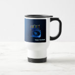 Mug De Voyage Bleu brillant Chanukkah Menorah<br><div class="desc">Une menorah moderne,  métallique,  bleue de Chanukkah,  avec un lion en silhouette,  contre un arrière - plan sombre et nocturne. Les neuf bougies sont allumées. Le texte "Happy Hanoukka" apparaît également en bleu et blanc brillant. Ajoutez votre propre texte supplémentaire à l'envers.</div>