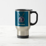 Mug De Voyage Bouclier Maccabee Et Paroles<br><div class="desc">Représentation d'un bouclier de Maccabee et de deux lances. Le bouclier est orné d'un lion et d'un texte lisant "Yisrael" (Israël) dans l'alphabet paléo-hébreu. Le texte anglais "Maccabee" apparaît également. Les Maccabées étaient des rebelles juifs qui ont libéré la Judée du joug de l'Empire seleucide. Chanukkah n'est pas seulement un...</div>